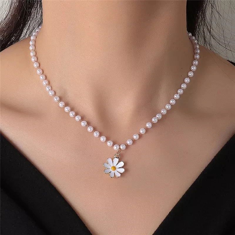 Daisy pearl necklace